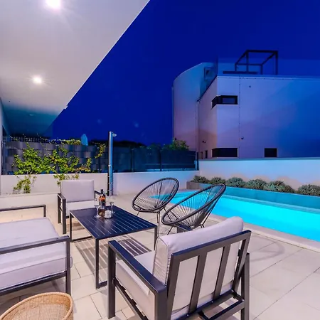 Beachfront Azzuro With Seaview *